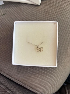 Äkta silverhalsband - Äkta silverhalsband från Saharas silver, nypris ca 700-800kr, pris går att diskutera 
