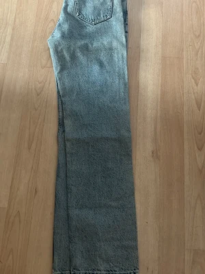 High straight jeans från Calvin Klein - Snygga high straight jeans från Calvin Klein Jeans i klassisk ljusblå tvätt. Modellen har hög midja och raka ben, perfekt för en avslappnad och trendig look. Tillverkade i slitstarkt denim-material.