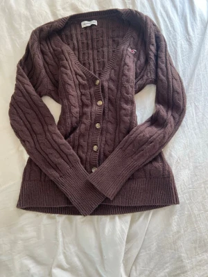 Hollister  kofta  - HELT NY! Fick hem den idag men den var lite för stor. Därför vill jag antingen byta till storlek xs om någon har eller sälja och köpa en ny! Skit snygg nu till hösten🤎💕skriv om ni vill ha bild!