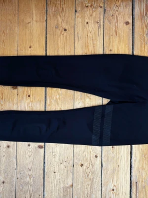 Svarta träningsleggings från Stronger storlek XS - Säljer ett par svarta träningsleggings från Stronger i storlek XS. De har en tight passform och är i perfekt skick.