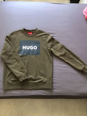 HUGO BOSS - Grön sweatshirt från HUGO med logga på bröstet. Mycket fint skick, storlek M