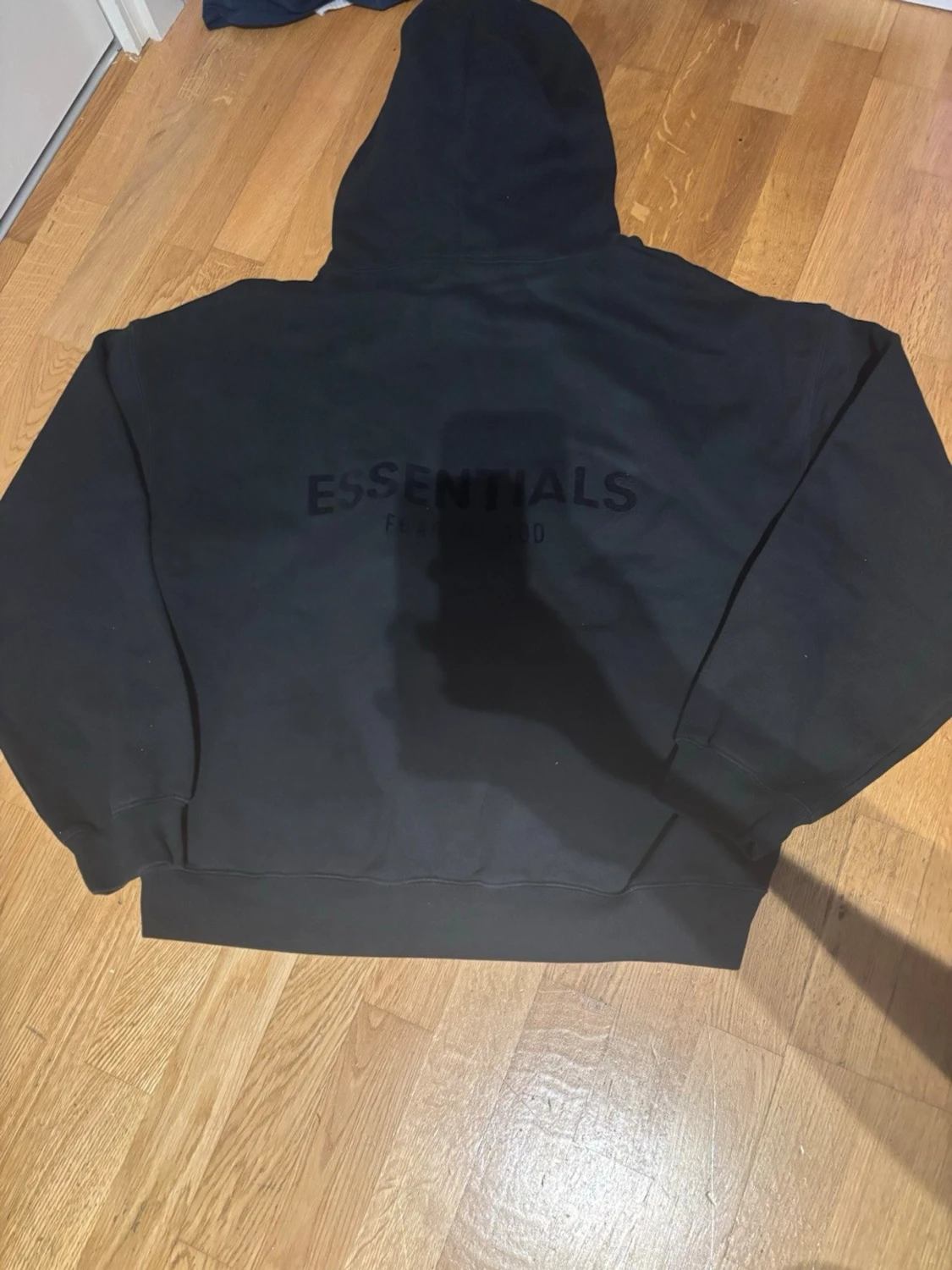 Svart Essentials hoodie med huva - 2