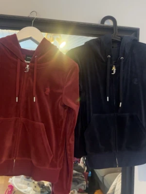 Röd och mörkblå juicy tröja - Original pris för 1 650 var båda för 1300 men säljer för biligare då dem inte kommer till användning pris kan diskuteras