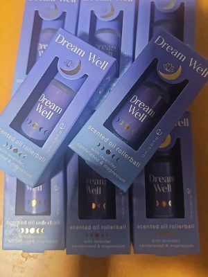 Dream Well doftolja rollerball - Dream Well scented oil rollerball med lavendel, sandelträ och magnesium. Kommer i en blå förpackning med guldiga detaljer. Perfekt för dig som vill ha en lugnande doft att rulla på huden. Alla 8 st för 100kr