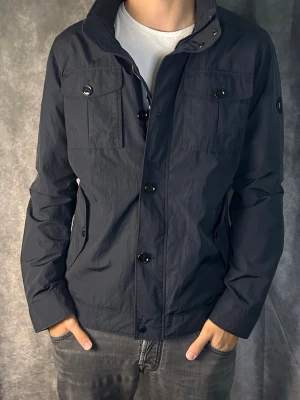 J.lindeberg field jacket bailey - Mycket fint skick | Size L fits M (modellen är 188 cm 74 kg) | fraktar spårbart inom 24 timmar | för att köpa klicka ”köp nu” | vid frågor eller funderingar skriv ett meddelande | följare får bättre rabatter🙌