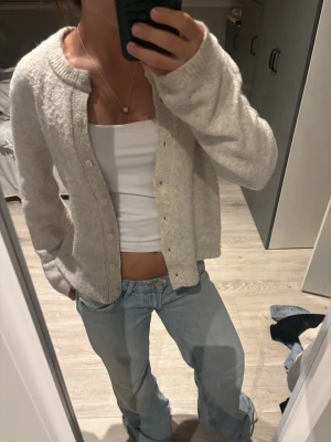 Beige kofta - En super skön beige kofta från cubus