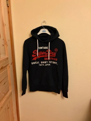 Vintage Superdry Hoodie  - En väldigt snygg vintage Superdry Hoodie. I väldigt bra skick | Storlek S men passar även Storlek M 🤩skick 8/10!                                                   Skriv vid mera frågor/bilder 💬🚚frakt sker inom 24H!