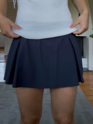 Mörkblå träingkjol med inbyggda shorts - Säljer denna skor snygga lågmidjade tränings kjol från RS, storleken är 12-14y men skulle ändå säga att den passar äldre människor också. skriv för fler frågor!❤️
