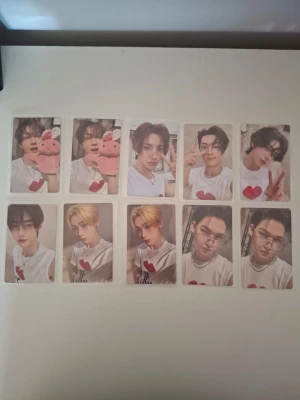 Set med 10 K-pop photocard Romance Untold - Säljer ett set med 10 K-pop photocard från serien Romance: Untold. Korten har färgbilder på framsidan och röd baksida med vit text. Perfekt för samlare eller fans av K-pop. Alla korten har samma tema och storlek som vanliga samlarkort.