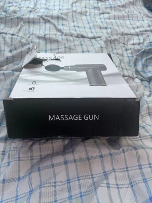 Massagepistol med flera munstycken - Massagepistol i silverfärg med flera utbytbara munstycken för olika massagebehov. Kommer i originalförpackning och är tillverkad i plast och metall. Perfekt för återhämtning efter träning eller för att mjuka upp stela muskler.
