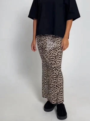 Långkjol med leopardmönster - Säljer en snygg långkjol med leopardmönster(glamourrr😍) i beige och svart. Kjolen har rak passform och är perfekt för dig som vill sticka ut med ett trendigt djurmönster. Materialet känns mjukt och följsamt mot kroppen.