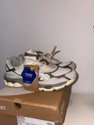 Asics GEL-NYC  - Snygga Asics GEL-NYC. Helt nya de kommer i storlek 44, men hade rekommenderat mer till dessa som bär 43/43.5 fast även t 44. Beror på hur tight man vill ha de. 