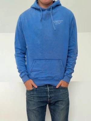 Blå Axel Arigato hoodie - Blå Axel Arigato Hoodie sitter i strl S! Bra skick utan nåra defekter och hör gärna av er vid frågor elr funderingar!!