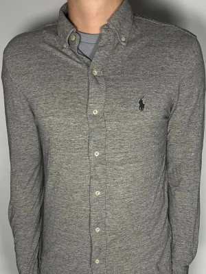 Ralph Lauren skjorta  - Säljer en riktigt snygg och trendig Ralph Lauren skjorta i fint skick, storlek S men sitter mer som M, vid frågor är det bara att skriva //Gramenti