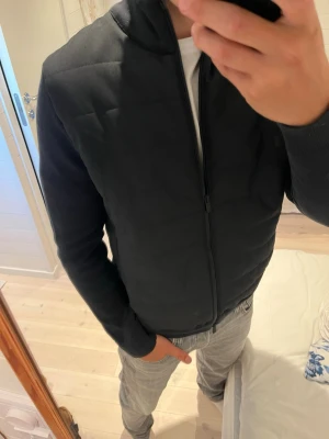 Mörkblå Cardigan  - Hej! Säljer en snygg mörkblå cardigan ifrån Massimo Dutti. På tröjan står de size M men den är mer som size S.  📐 = S 🏷️ = Massimo Dutti ❓ = Vid frågor så skriv till mig