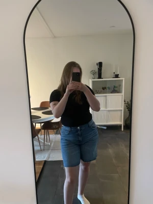 Jeansshorts i nyskick - Väldigt fina o bekväma jeansshorts i nyskick, använda fåtal gånger. Byxorna är ifrån pull&bear och är i storlek 44 alltså XXL men skulle säga att de är mer som L/XL i passform. 💕