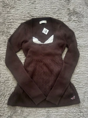  Hollister vintage babydoll - Säljer den super fin babydoll tröjan från Hollister i storlek S.😊 Den är aldrig använt, passar perfekt till alla outfits och ser så vintage och Y2K ut. Skicka dina pris förslag!💞💞  ‼️Spets linne ingår ej‼️ 
