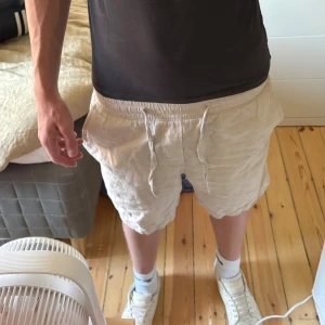 Jack&jones linneshorts - Sparsamt använda j&j linneshorts i storlek M. Passar perfekt nu till sommaren. Hör av dig vid minsta fundering⭐️