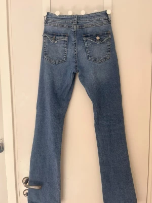 Blå bootcut jeans med fickdetaljer - Säljer ett par skit snygga blåa jeans ifrån Gina Tricot i storlek 170💞