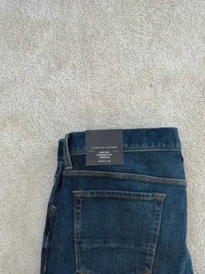Mörkblå straight jeans Tommy Hilfiger - Oanvända med etikett på. Modell: Denton Straight fit.  W 33 x L 32 
