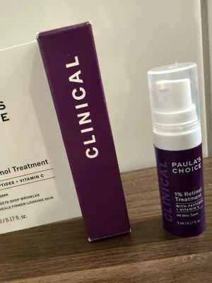 Retinol  - En kraftfull 1% retinolformula med peptider och C-vitamin som stärker huden, jämnar ut rynkor och minskar synliga ålderstecken. Köpt för 189 kr på Kicks, detta är 5 ml (förpackningens storlek på bild 3). Det är en test storlek. Perfekt om du vill testa produkten. Använt endast 2 pump. Så nästintill oanvänd. 