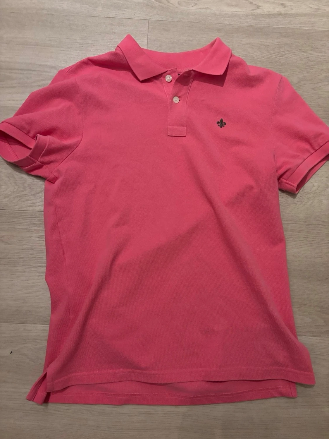 Rosa pikétröja med krage