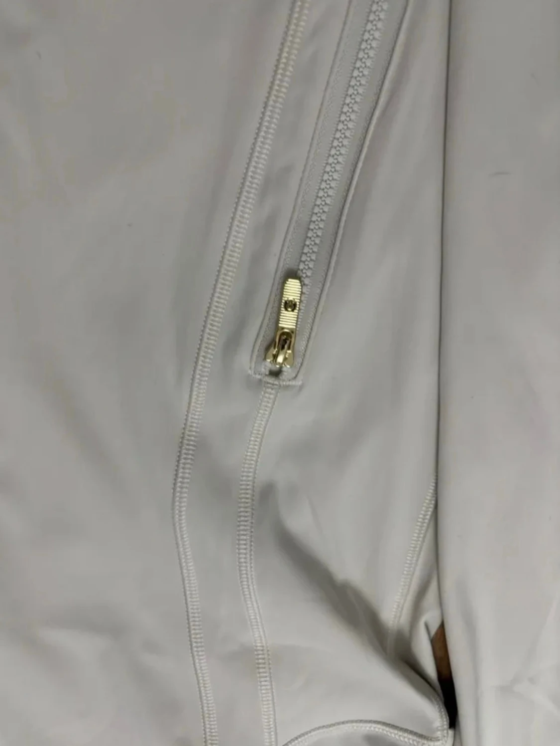 Vit träningsjacka från Lululemon - 3
