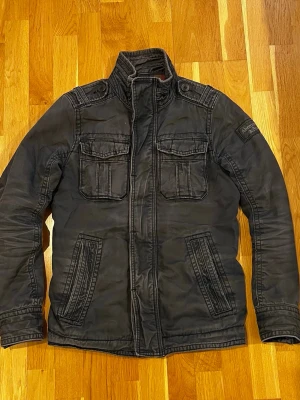 Abercrombie & Fitch Fieldjacka - Galet snygg fieldjacka från Abercrombie & Fitch | Tvättad grå färg | Äldre modell | Hög kvalitet | Distressing som tillhör designen | Storlek S, men passar även M | I mycket gott skick (se bilder)   Hör av er vid ytterligare frågor!
