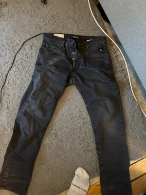 Replay - Jeansen är gjorda av bra tyg som känns slitstarkt men ändå bekvämt att ha på sig. De brukar sitta bra på kroppen och finns i många olika modeller, som slim fit eller regular fit, så man kan hitta något som passar ens egen stil.