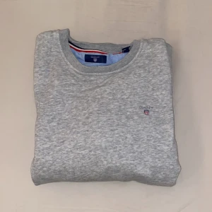 Gant  - Grå sweater från Gant. Från kidsbrandstore strl 158/164 uppskatta som XS-S.