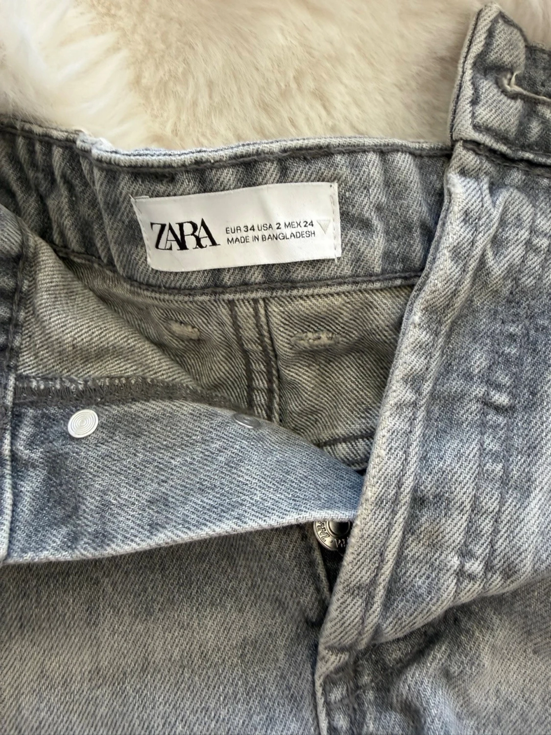 Grå denim shorts med slitningar - 2