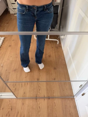 Blå bootcut jeans med klassisk look - Säljer ett par blå bootcutjeans från ltb då de inte används längre!💕 Storlek 27/34 vilket motsvarar ungefär xs eller S
