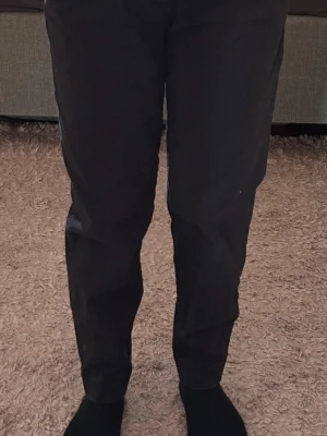 Svarta raka jeans från cubus - Säljer ett par svarta jeans med rak passform och klassisk design. Jeansen har normal midja och är tillverkade i ett mjukt denimtyg. Perfekta för en stilren och enkel look.