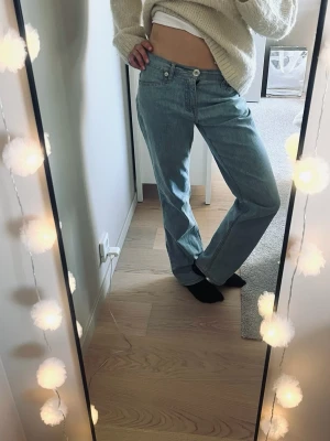 Jättesnygga jeans  - Säljer ett par ljusblå raka jeans från PS! Jeansen passar bra för en snygg avslappnad copenhagen look och har många fina detaljer på fickorna. Pris kan diskuteras. midjemått: 37 innerbenslängd: 82
