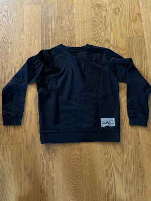 Calvin Klein hoodie svart - En svart Calvin Klein hoodie med en snygg stil 