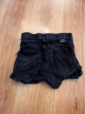 2000s svarta jeans shorts  - 2000s svarta jeans shorts perfekt till sommaren 