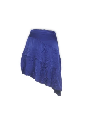 Blå asymmetrisk kjol från NA-KD - Jättefin kjol i silkesliknande material (100% viskos) från NA-KD i midilängd. Sparsamt använd och perfekt till sommarfesten eller kontoret. Mer blå än lila, se de sista bilderna. 