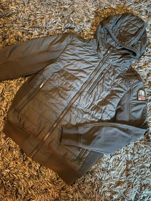 Parajumper Jacka - Fin hybrid cardigain till vår, höst eller sommarkvällar. Den är sliten vid handleden men annars i väldigt bra skick! Skriv vid frågor