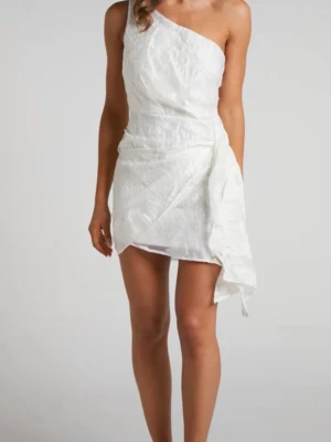 Klänning  - Såå fin klänning perfekt till studenten💗intressekoll, aldrig använd lappen kvar 