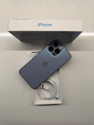 iPhone 13 Pro Sierra Blue 128GB - Säljer en iPhone 13 Pro i färgen Sierra blå  använd i mycket gott skick skärmen är hel (original) även baksidan  Väldigt små repor på sidan. Batteri hälsa 76 procent. Kommer i original kartong och helt ny laddare