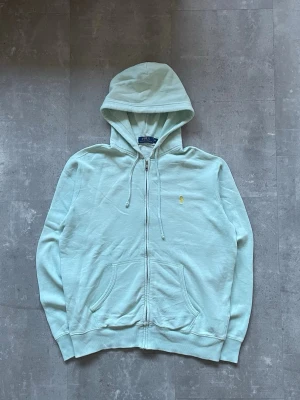 Ralph Lauren - Ljusblå zip hoodie - Storlek M - Säljer nu då jag helt enkelt inte har någon användning för den längre. Den är i riktigt bra skick men använd. Skriv gärna vid frågor gällande plagg eller pris! 