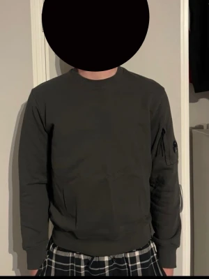 Mörkgrön sweatshirt från cp company - Säljer en helt ny sweatshirt från CP Company i mörkgrön färg. Den är endast provad en gång och därefter aldrig använder. Tyvärr passade den inte mig, och eftersom jag funderade lite för länge kunde jag inte lämna tillbaka den.  Skicket är alltså 100% nytt. Skriv om du vill ha fler bilder, mått eller annan info! 