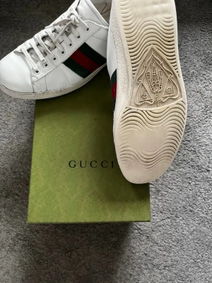 Gucci ace skor - || Otroligt populära Gucci ace skor i bra skick || tillkommer: kvitto, Gucci box och certifikat || skorna är i bra skick och har mycket kvar att ge || hör av er vid frågor🙌🏼||