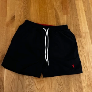 Polo Ralph Lauren bad byxor  - Tjena! Säljer dessa stiliga Polo Ralph Lauren bad byxor med en nice colour way❗️| Skick: 8,5/10 har bara använts 1-3 gånger! | Storlek: M sitter bra på S med! | Ny pris ca 1200kr 💵| Färg: Svart ⚫️| Tillbehör: tyvärr inga tillbehör med denna produkt 😕| Fraktar: Spårbart genom PostNord och Instabox 📦| Hör av er för mer information! 😁| Allt gott! 😉👊