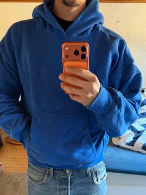 Yeezy gap hoodie  - En riktigt fin Yeezy gap hoodie i blå . Dubbelfodrad så den är as tjock. Svår att få tag på dessa hoodies legit.