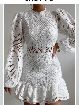 Vit spetsklänning med volang - Superfin vit kort klänning med broderad spets, volangkant och långa puffärmar från showpo. Endast använd en gång! Storlek 32 men passar mig som har storlek 34🩷 Ord pris ca 1200kr