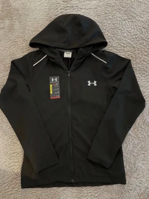 Under Armour Windbreaker - Helt ny & Oanvänd ✔️, Storlek M ✔️, Kommer med tags 🏷, Skickas inom 1 dag 🚀, kontakta gärna för mer info ☺️