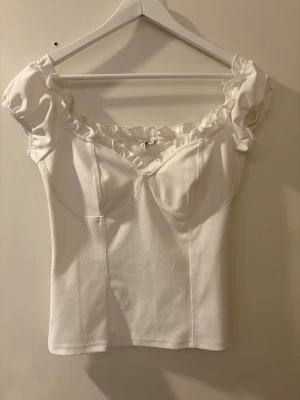 Vit/beige blus - Vit/ beige blus med volanger!