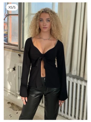 Design by si topp - En blus från design by si som är sparsamt andvänd❣️ Ser ut som ny! (Kontakta mig för egna bilder)