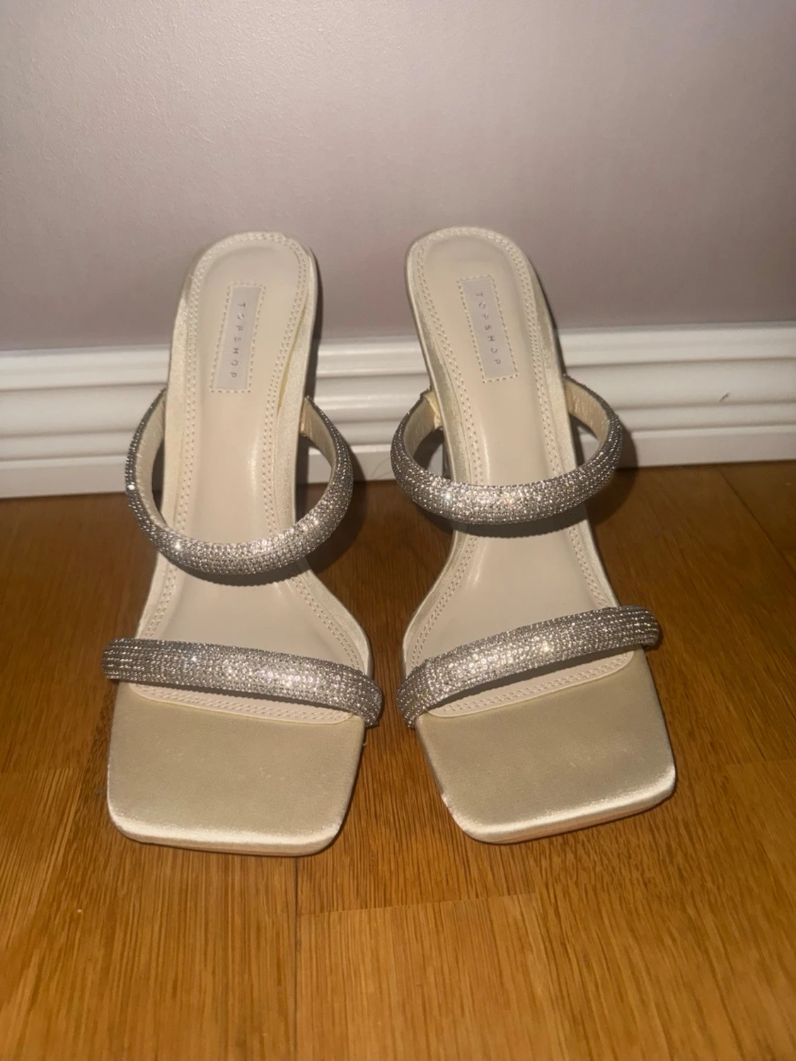 Beige pumps med glittriga band - 1